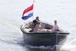 Muiden 21 mei 2020
Jeroen v d Boom vaart met zijn vrouw Dani in hun sloep op de Vecht bij Muiden