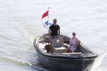 Muiden 21 mei 2020
Jeroen v d Boom vaart met zijn vrouw Dani in hun sloep op de Vecht bij Muiden