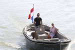 Muiden 21 mei 2020
Jeroen v d Boom vaart met zijn vrouw Dani in hun sloep op de Vecht bij Muiden