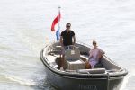 Muiden 21 mei 2020
Jeroen v d Boom vaart met zijn vrouw Dani in hun sloep op de Vecht bij Muiden