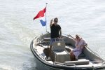 Muiden 21 mei 2020
Jeroen v d Boom vaart met zijn vrouw Dani in hun sloep op de Vecht bij Muiden