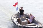 Muiden 21 mei 2020
Jeroen v d Boom vaart met zijn vrouw Dani in hun sloep op de Vecht bij Muiden