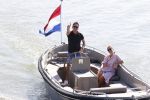 Muiden 21 mei 2020
Jeroen v d Boom vaart met zijn vrouw Dani in hun sloep op de Vecht bij Muiden