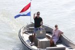 Muiden 21 mei 2020
Jeroen v d Boom vaart met zijn vrouw Dani in hun sloep op de Vecht bij Muiden