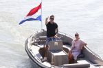 Muiden 21 mei 2020
Jeroen v d Boom vaart met zijn vrouw Dani in hun sloep op de Vecht bij Muiden