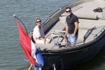 Muiden 21 mei 2020
Jeroen v d Boom vaart met zijn vrouw Dani in hun sloep op de Vecht bij Muiden