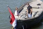 Muiden 21 mei 2020
Jeroen v d Boom vaart met zijn vrouw Dani in hun sloep op de Vecht bij Muiden