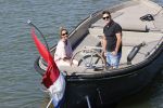 Muiden 21 mei 2020
Jeroen v d Boom vaart met zijn vrouw Dani in hun sloep op de Vecht bij Muiden