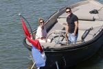 Muiden 21 mei 2020
Jeroen v d Boom vaart met zijn vrouw Dani in hun sloep op de Vecht bij Muiden