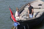 Muiden 21 mei 2020
Jeroen v d Boom vaart met zijn vrouw Dani in hun sloep op de Vecht bij Muiden