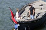 Muiden 21 mei 2020
Jeroen v d Boom vaart met zijn vrouw Dani in hun sloep op de Vecht bij Muiden