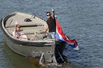 Muiden 21 mei 2020
Jeroen v d Boom vaart met zijn vrouw Dani in hun sloep op de Vecht bij Muiden
