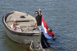 Muiden 21 mei 2020
Jeroen v d Boom vaart met zijn vrouw Dani in hun sloep op de Vecht bij Muiden