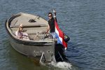 Muiden 21 mei 2020
Jeroen v d Boom vaart met zijn vrouw Dani in hun sloep op de Vecht bij Muiden