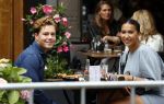 Amsterdam 3 juni 2020
Joelle Gullit met haar beste vriend op terras bij v Dam