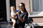 Amsterdam 9 mei 2020
Joelle Gullit met het zoontje van Lil Kleine en jaimy Vaes