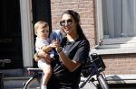Amsterdam 9 mei 2020
Joelle Gullit met het zoontje van Lil Kleine en jaimy Vaes