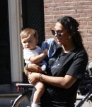 Amsterdam 9 mei 2020
Joelle Gullit met het zoontje van Lil Kleine en jaimy Vaes