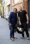 Amsterdam 9 mei 2020
Ronald de Boer brengt op fiets voor OGER een pakketje naar Johnny Heitinga. Soenil Bahadoer