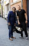 Amsterdam 9 mei 2020
Ronald de Boer brengt op fiets voor OGER een pakketje naar Johnny Heitinga. Soenil Bahadoer