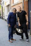 Amsterdam 9 mei 2020
Ronald de Boer brengt op fiets voor OGER een pakketje naar Johnny Heitinga. Soenil Bahadoer