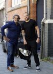 Amsterdam 9 mei 2020
Ronald de Boer brengt op fiets voor OGER een pakketje naar Johnny Heitinga. Soenil Bahadoer