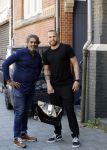 Amsterdam 9 mei 2020
Ronald de Boer brengt op fiets voor OGER een pakketje naar Johnny Heitinga. Soenil Bahadoer