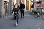 Amsterdam 15 mei 2020
Johnny en Charlotte Heitinga achter de kinderwagen en hun kinderen Jezebel en Lennox op straat in amsterdam zuid