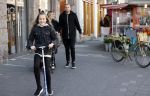 Amsterdam 15 mei 2020
Johnny en Charlotte Heitinga achter de kinderwagen en hun kinderen Jezebel en Lennox op straat in amsterdam zuid