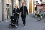 Amsterdam 15 mei 2020
Johnny en Charlotte Heitinga achter de kinderwagen en hun kinderen Jezebel en Lennox op straat in amsterdam zuid