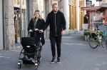 Amsterdam 15 mei 2020
Johnny en Charlotte Heitinga achter de kinderwagen en hun kinderen Jezebel en Lennox op straat in amsterdam zuid