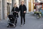 Amsterdam 15 mei 2020
Johnny en Charlotte Heitinga achter de kinderwagen en hun kinderen Jezebel en Lennox op straat in amsterdam zuid