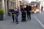 Amsterdam 15 mei 2020
Johnny en Charlotte Heitinga achter de kinderwagen en hun kinderen Jezebel en Lennox op straat in amsterdam zuid