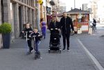 Amsterdam 15 mei 2020
Johnny en Charlotte Heitinga achter de kinderwagen en hun kinderen Jezebel en Lennox op straat in amsterdam zuid