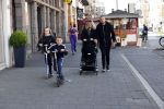 Amsterdam 15 mei 2020
Johnny en Charlotte Heitinga achter de kinderwagen en hun kinderen Jezebel en Lennox op straat in amsterdam zuid