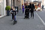 Amsterdam 15 mei 2020
Johnny en Charlotte Heitinga achter de kinderwagen en hun kinderen Jezebel en Lennox op straat in amsterdam zuid