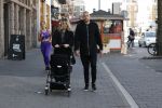 Amsterdam 15 mei 2020
Johnny en Charlotte Heitinga achter de kinderwagen en hun kinderen Jezebel en Lennox op straat in amsterdam zuid
