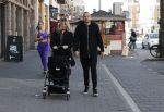 Amsterdam 15 mei 2020
Johnny en Charlotte Heitinga achter de kinderwagen en hun kinderen Jezebel en Lennox op straat in amsterdam zuid