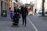 Amsterdam 15 mei 2020
Johnny en Charlotte Heitinga achter de kinderwagen en hun kinderen Jezebel en Lennox op straat in amsterdam zuid