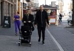 Amsterdam 15 mei 2020
Johnny en Charlotte Heitinga achter de kinderwagen en hun kinderen Jezebel en Lennox op straat in amsterdam zuid