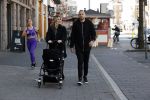 Amsterdam 15 mei 2020
Johnny en Charlotte Heitinga achter de kinderwagen en hun kinderen Jezebel en Lennox op straat in amsterdam zuid
