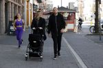 Amsterdam 15 mei 2020
Johnny en Charlotte Heitinga achter de kinderwagen en hun kinderen Jezebel en Lennox op straat in amsterdam zuid