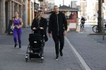 Amsterdam 15 mei 2020
Johnny en Charlotte Heitinga achter de kinderwagen en hun kinderen Jezebel en Lennox op straat in amsterdam zuid