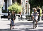 Amsterdam 28 mei 2020
Johnny Heitinga met zijn kinderen Jezebel en Lennox op de fiets in Amsterdam zuid