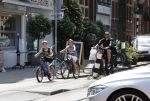 Amsterdam 28 mei 2020
Johnny Heitinga met zijn kinderen Jezebel en Lennox op de fiets in Amsterdam zuid