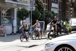 Amsterdam 28 mei 2020
Johnny Heitinga met zijn kinderen Jezebel en Lennox op de fiets in Amsterdam zuid