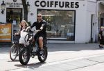 Amsterdam 28 mei 2020
Johnny Heitinga met zijn kinderen Jezebel en Lennox op de fiets in Amsterdam zuid