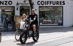 Amsterdam 28 mei 2020
Johnny Heitinga met zijn kinderen Jezebel en Lennox op de fiets in Amsterdam zuid