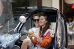 Amsterdam 26 mei 2020
Julian Vahle en zijn vriendin Chelsey Weimar in hun Biro karretje