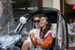Amsterdam 26 mei 2020
Julian Vahle en zijn vriendin Chelsey Weimar in hun Biro karretje